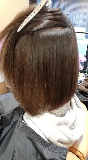 ​髪質改善とカラーで艶のある自然なストレートヘアになります。
